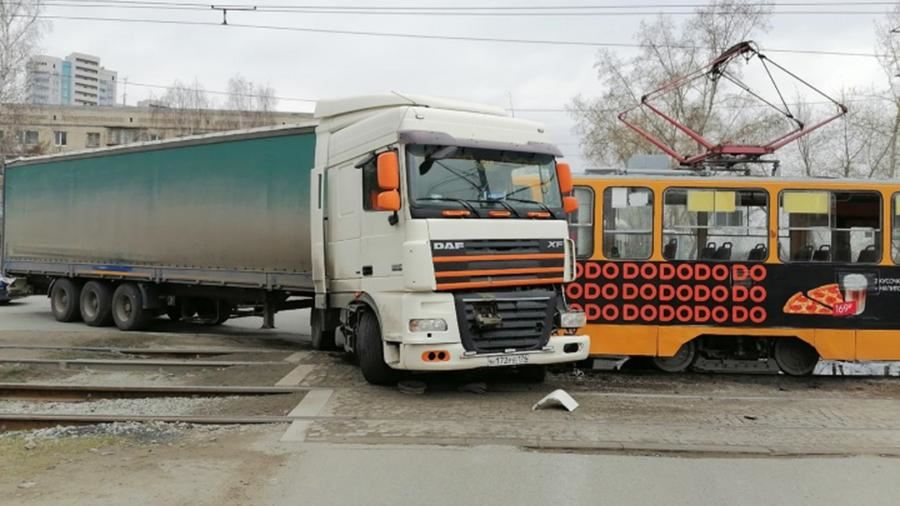 В ДТП с трамваем и грузовиком в Екатеринбурге пострадали 11 человек<br />
