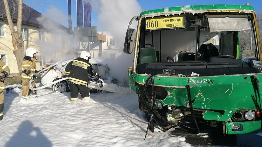 Автобус и легковушка загорелись после столкновения в Екатеринбурге<br />
