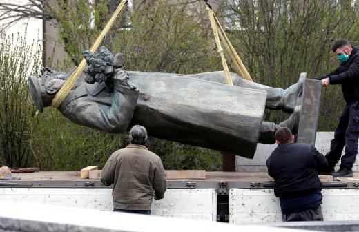 Захарова ответила на осквернение постамента памятника Коневу в Праге<br />
